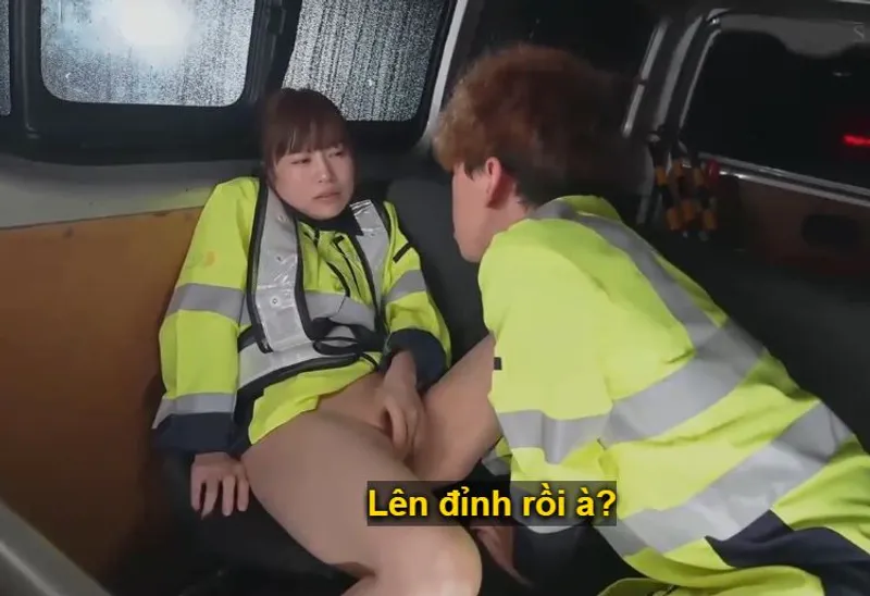 Người vợ đi làm kiếm thêm phụ ông xã rồi lại rung động với cậu trai trẻ vì thiếu thốn